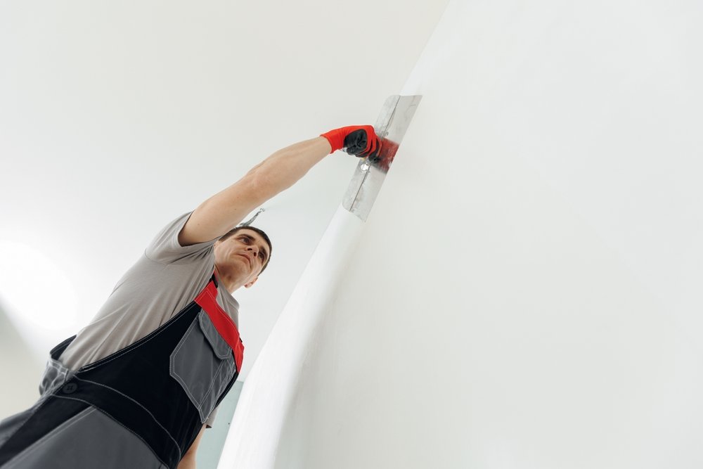 Onze stukadoor is de muren van een woning in Hoofddorp aan het voorzien van sierpleister.